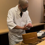 鮨駒 - 牡丹海老を握る