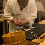 Sushi Koma - 石鯛を鉄串で炙る
