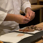 鮨駒 - 牡丹海老の殻を剥く