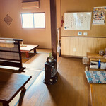 いろり亭 - 右がカウンター席
左がテーブル席