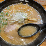 牛もつラーメン 白黒 - スープ