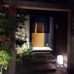 炭火割烹 白坂 - お店の入口