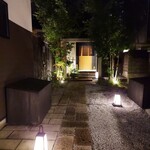 炭火割烹 白坂 - 石畳のアプローチ