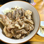 ホルモンやひらお - 料理写真:全部のっけ丼