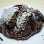 BOULANGERIE BURDIGALA - ココア入りのライ麦パンにチョコとオレンジピールの入ったパン