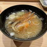 鮨 十兵衛 - お椀
      ボタンエビの頭のお味噌汁。
      華やかな旨味が詰まった〆のお椀。