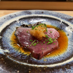 鮨 十兵衛 - 能登迷い鰹（ポン酢）
      ポン酢が食感と味に締まりを与え、さっぱりしつつも旨味だけを高めていく美味しさの余韻！