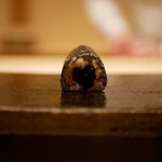 鮨 十兵衛 - 干瓢巻き
      有明の海苔に包まれる干瓢。
      そのしっとりとした旨みを伝え、シャリと海苔が落ち着いた美味しさを伝えくれます。