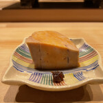 鮨 十兵衛 - あん肝
      薬味は越前独特のはまな味噌と山葵で頂きます。
      カスタードプリンかのような甘みに奥行きのある旨味がじゅわーっと広がる美味しさ！ はまな味噌がほんの少しでもコクをさらに広げてくれます。