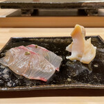 鮨 十兵衛 - ヒレナガカンパチ:福井の定置網
      あぶらの乗った身はさっと馴染む口当たり、福井の地からしで漬けた旨味をグッと引き立てます。
      バイ貝:福井の底引き網
      細やかな歯応えとミネラルを感じさせる抜群の味わい。