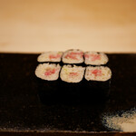 鮨 十兵衛 - ネギトロ巻き
      鮪の旨み、シャリの酸味、海苔の風味に葱の香り。
      ほんのり温かいシャリがそれらの美味しさを掻き立てる！  醤油をつければ鮪にスルリと吸収され、旨みを高める相乗も素晴らしい！