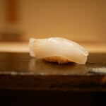 鮨 十兵衛 - ケンサキイカ
      丁寧な包丁が入ると想像よりも弾力を伝え、馴染む切り口から浸透する醤油のコク。シャリの酸味で旨味をグッと引き出す、大将ご自慢の一貫。