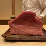 鮨 十兵衛 - 大間は145kgの個体です