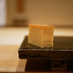 鮨 十兵衛 - 玉子
      甘海老のすり身を忍ばせ、エアリーな食感から出汁の旨みが広がりました。