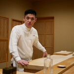 鮨 十兵衛 - 大将 塚田 哲也氏
      お弟子さんへのやわらかくて優しい指示など穏やかなお人柄が伝わってきます。