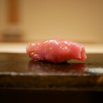 鮨 十兵衛 - トロ：分かれ身(大間)
      赤身と中トロの良い部分を掛け合わせたハイブリッドな部位。その香りと余韻には、もはやため息しか出ない！