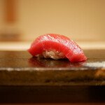 鮨 十兵衛 - 赤身(大間)
      目をつぶるとあぶらの乗りは中トロと間違えるほど。
      そんな12月らしい赤身を十兵衛さんの粒感あるシャリがしっかり持ち上げる直球の旨さ！