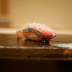 鮨 十兵衛 - 縞鯵(和歌山) 7日目
      つるんとした口当たりから、ふわっと急激に広がる脂の旨み。シャリと交わり膨らむ余韻も素晴らしかったです。