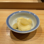 鮨 十兵衛 - ガリ
      みずみずしくピリッと長く響いてくれる酸味でしっかりリセットをしてくれます。