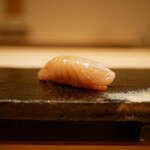 鮨 十兵衛 - 寒鰆(福井) 6日目
      極めて滑らかな舌触り。
      醤油が身に馴染んでコクを膨らませ、シャリと素晴らしい一体感を生み出してくれました。
      これは美味しい！