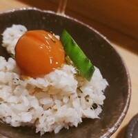 炭Kappo hirac - 炊き込みご飯に、黄身の醤油漬けとお漬物を乗せた