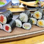 玄海鮨 - オフ会を主催されたマイレビ様からの差し入れです。左から鉄火巻、氷柱巻、うに巻。