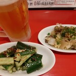 餃子屋 弐ノ弐 - 生ビール税別290円。たたききゅうり税別280円。搾菜の葱生姜和え税別280円