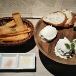 Cheese Egg Garden - フレッシュチーズ3種盛り,ぱりぱりフライドパスタ