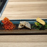焼肉うしごろ 横浜店 - 季節のナムル3種盛合わせ　　壬生菜、京揚げのナムル、堀川ゴボウのナムル、人参の金平