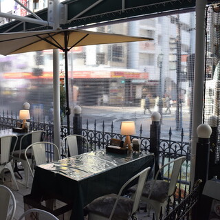 テラス席のあるイタリアンダイニング