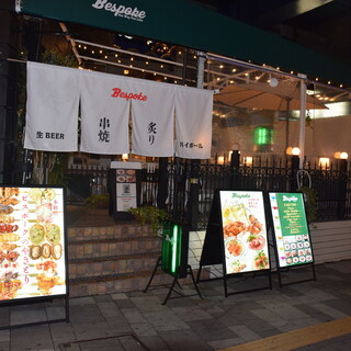 夜は焼鳥に窯焼きピザ、豊富な前菜フライグリル多数揃えてます。