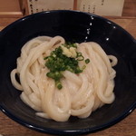 うどん 慎 - 釜玉うどん（薬味を投入したところ）