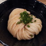 うどん 慎 - 醤油うどん（醤油と薬味を投入したところ）