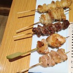 Sumibi Yakitori Itadori Shiogama Ekimae Ten - 上面是雞尾部、脆皮、砂肝、橫膈膜、雞肩肉
