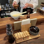 とんかつ 蒼樹 - ご飯は提供後蒸らしてから頂きます。砂時計が落ちるまで待ちます。