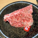 廻転レーン焼肉 いっとう - 和牛中とろカルビ…税込385円