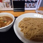 逸品同源 - 麺、こちらは、大盛です。特盛にするとどうなるのだろう