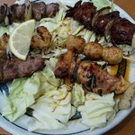 やきとり鳥かつ - 串盛り合わせ。キャベツとタレも美味しいよ。