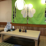 淳ちゃん寿司 - 店内も清潔感あふれ、明るく良い雰囲気ですね♪