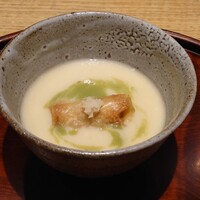 室町 和久傳 - 優しい白菜のすり流し。白みそ少し。揚げ春巻きには蟹とかにみそ。かにみその味がかなりしっかりめで癖も少し強いかな。