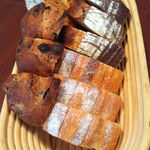 レスタミネ エマ - パン盛り合わせ