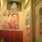 ザエカ - 階段を上った２階が入り口。階段は壁一面インドな写真で溢れており雰囲気抜群