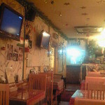 ザエカ - 壁のテレビではインドのマサラ映画を流してくれる。延々と大勢で踊り続ける幸せそうな映画