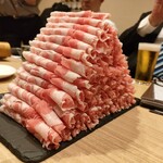 極薄ラムしゃぶ専門 工藤羊肉店 - 最初のお肉は綺麗にディスプレイされています