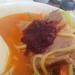 濃厚鶏白湯タンメン まつ井 - ラー油投下