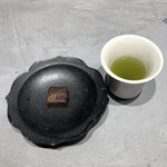 ASAKO IWAYANAGI SALON DE THE - ショコラ、「蒸製玉緑茶　つゆひかり」の日本茶