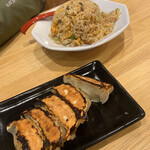 ラーメン まこと屋 - ラーメンにセットの「黄金半チャーハン」270円と単品餃子