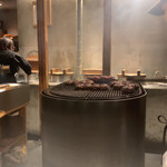 挽肉と米 吉祥寺 - カウンター中央の焼き場