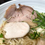 Chuuka Soba Ito - 「贅沢白糸」中華そば のチャーシュー 豚2枚，鶏1枚