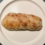 テネラ ブレッド&ミールズ - 塩バターバゲット320円